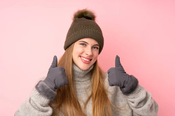 Giovane Adolescente Con Cappello Invernale Sfondo Rosa Isolato Dando Pollice — Foto Stock