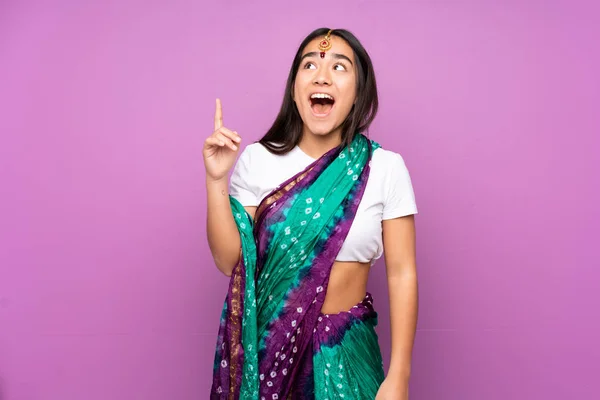 Jovem Indiana Com Sari Sobre Fundo Isolado Apontando Para Cima — Fotografia de Stock