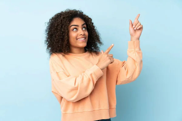 Молода Афро Американська Жінка Ізольована Синьому Фоні Вказує Вказівним Пальцем — стокове фото