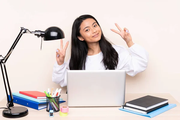 Estudiante Asiático Chica Lugar Trabajo Con Portátil Aislado Beige Fondo — Foto de Stock