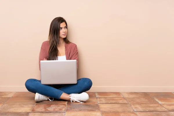 Adolescente Estudiante Chica Sentado Suelo Con Portátil Retrato — Foto de Stock