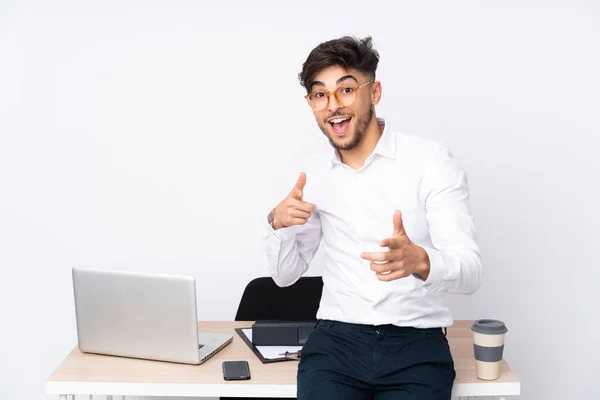 Homem Árabe Escritório Isolado Fundo Branco Apontando Para Frente Sorrindo — Fotografia de Stock