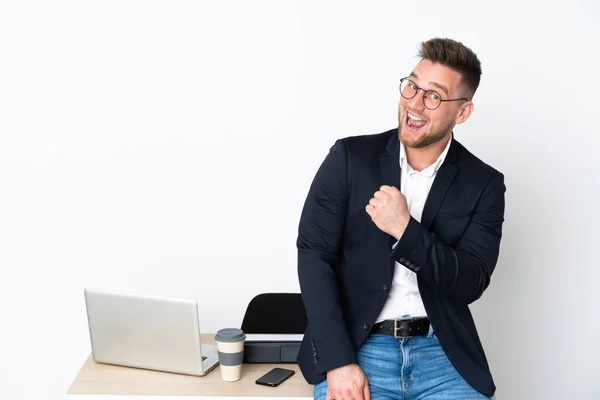 Homem Russo Escritório Isolado Fundo Branco Celebrando Uma Vitória — Fotografia de Stock