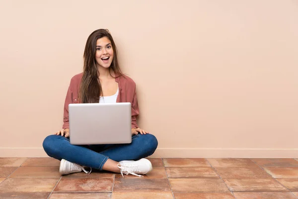 Adolescente Estudiante Chica Sentada Suelo Con Ordenador Portátil Con Expresión — Foto de Stock