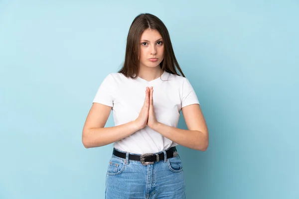 Menina Caucasiana Adolescente Isolado Fundo Azul Mantém Palma Mão Juntos — Fotografia de Stock