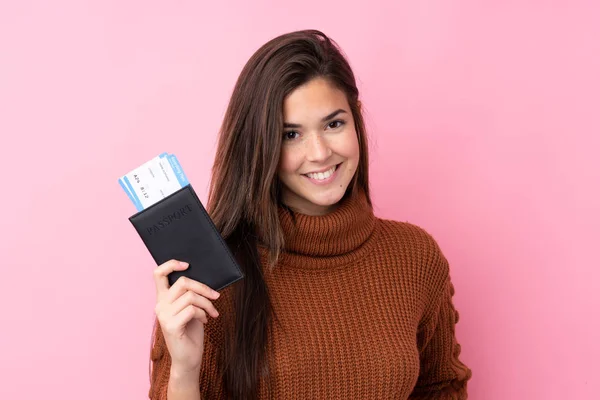 Menina Adolescente Sobre Fundo Rosa Isolado Feliz Férias Com Passaporte — Fotografia de Stock