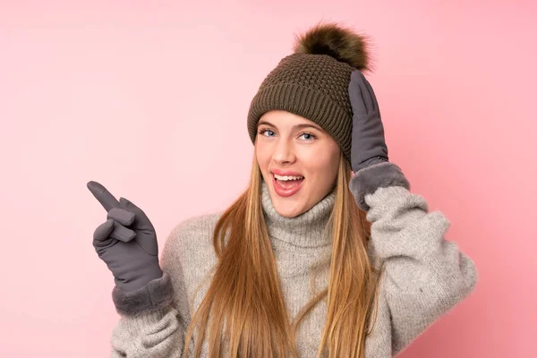 Junge Teenager Mädchen Mit Wintermütze Über Isoliertem Rosa Hintergrund Überrascht — Stockfoto