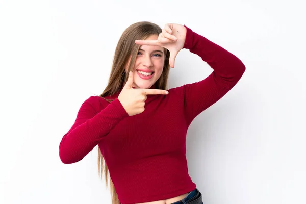 Chica Rubia Adolescente Sobre Fondo Blanco Aislado Enfocando Cara Símbolo — Foto de Stock