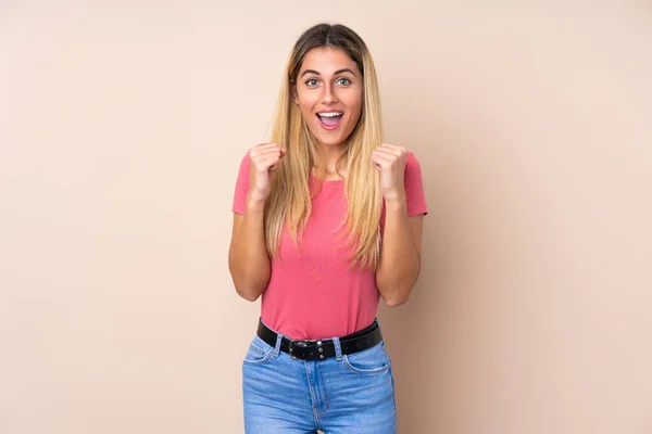 Joven Uruguaya Sobre Fondo Aislado Celebrando Una Victoria Posición Ganadora — Foto de Stock