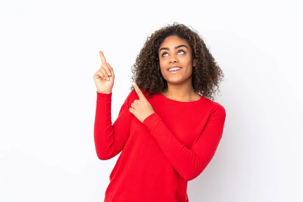 Junge Afroamerikanerin Isoliert Auf Hintergrund Zeigt Mit Dem Zeigefinger Eine — Stockfoto