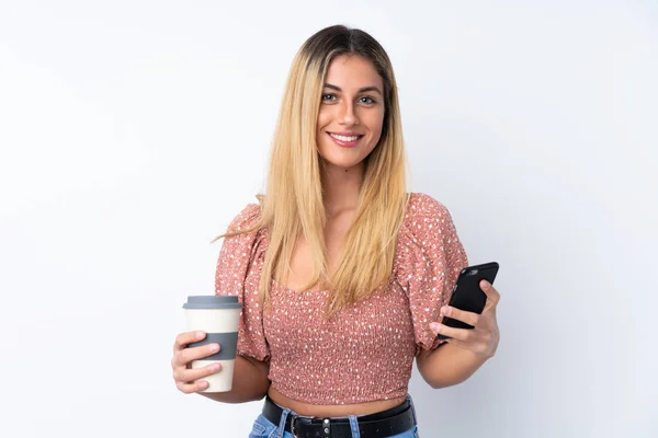 Giovane Donna Uruguaiana Sfondo Bianco Isolato Con Caffè Portare Cellulare — Foto Stock