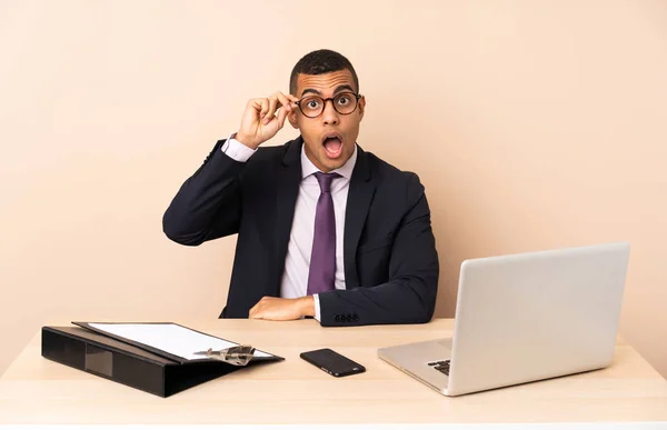 Ofisindeki Genç Adamı Dizüstü Bilgisayarıyla Gözlüklü Diğer Belgelerle Şaşırdı — Stok fotoğraf