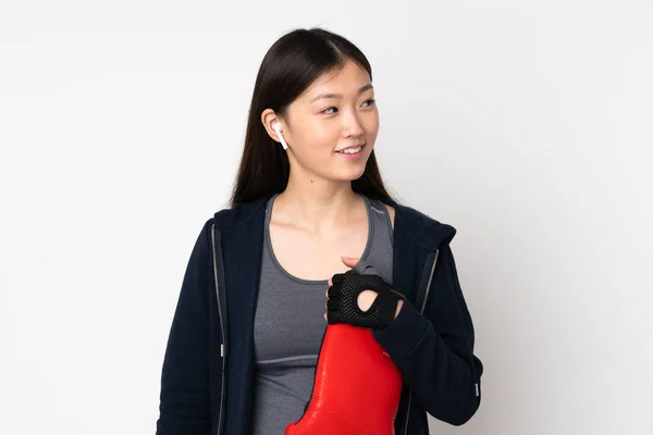 年轻的亚洲女子体育运动员 背景为白色 戴着拳击手套 — 图库照片