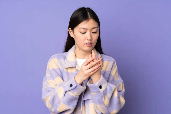 Jovem Mulher Asiática Isolada Fundo Roxo Sofrendo Dor Nas Mãos — Fotografia de Stock