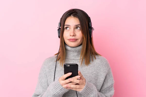 Giovane Donna Che Ascolta Musica Con Cuffie Oltre Isolato Muro — Foto Stock