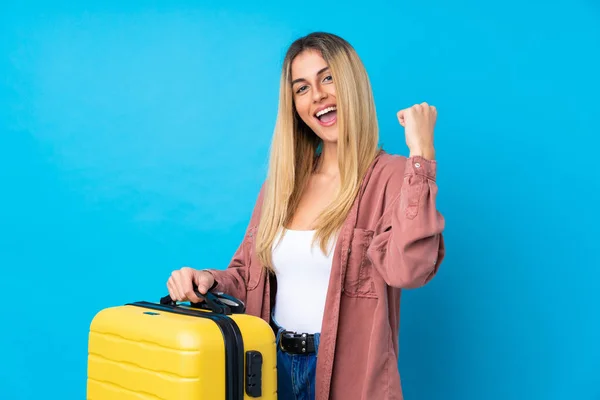 Jonge Uruguayaanse Vrouw Geïsoleerde Blauwe Achtergrond Vakantie Met Reiskoffer Een — Stockfoto