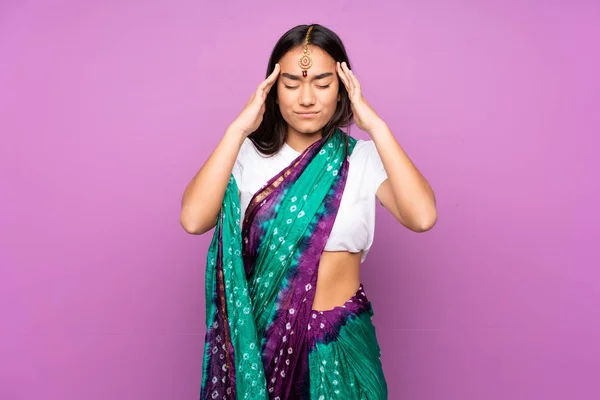 Tineri Indian Femeie Sari Peste Fundal Izolat Dureri Cap — Fotografie, imagine de stoc