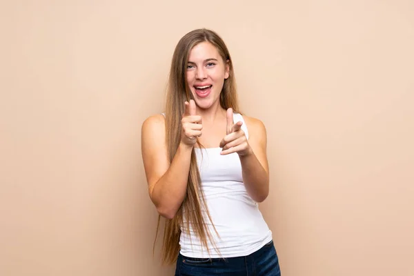 Ragazza Bionda Adolescente Sfondo Isolato Che Punta Verso Parte Anteriore — Foto Stock