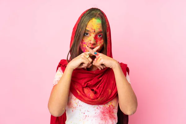 Yüzünde Renkli Vadi Tozları Olan Genç Bir Hintli Kadın Pembe — Stok fotoğraf