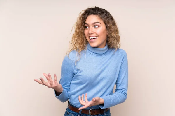 Jovem Loira Com Cabelo Encaracolado Vestindo Uma Camisola Gola Alta — Fotografia de Stock