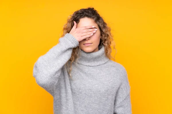 Jeune Femme Blonde Aux Cheveux Bouclés Portant Pull Col Roulé — Photo