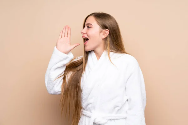 Teenager Mädchen Bademantel Über Isoliertem Hintergrund Schreit Mit Weit Geöffnetem — Stockfoto