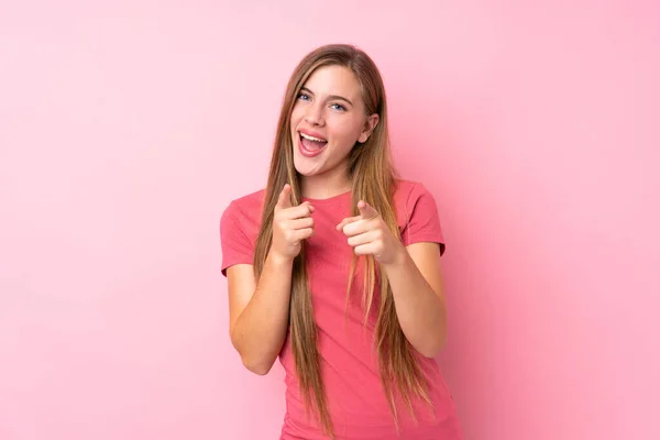 Adolescente Loira Sobre Isolado Rosa Fundo Aponta Dedo Você — Fotografia de Stock