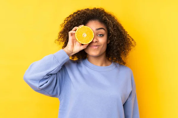 Junge Afroamerikanerin Mit Einem Orangefarbenen Über Gelben Hintergrund — Stockfoto