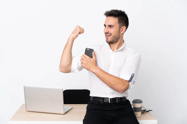 Giovane Uomo Affari Con Telefono Cellulare Posto Lavoro Facendo Gesto — Foto Stock