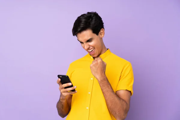 Uomo Sfondo Viola Isolato Con Telefono Posizione Vittoria — Foto Stock