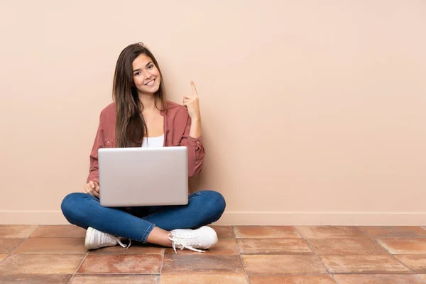 Adolescente Estudiante Chica Sentada Suelo Con Ordenador Portátil Mostrando Levantando — Foto de Stock