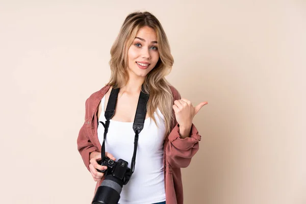 Joven Fotógrafa Sobre Fondo Aislado Apuntando Hacia Lado Para Presentar —  Fotos de Stock