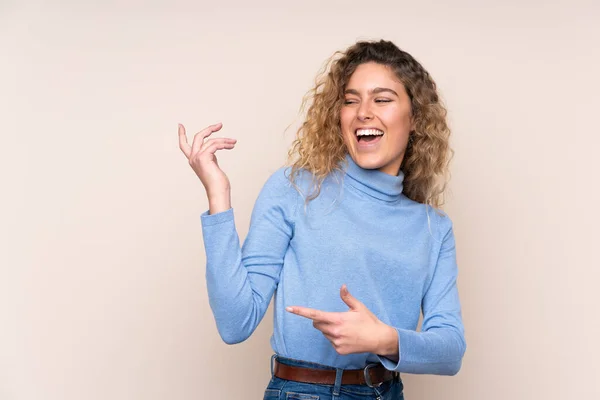 Mujer Rubia Joven Con Pelo Rizado Usando Suéter Cuello Alto —  Fotos de Stock