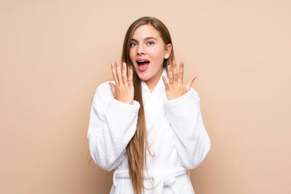 Teenager Mädchen Bademantel Über Isoliertem Hintergrund Mit Überraschendem Gesichtsausdruck — Stockfoto