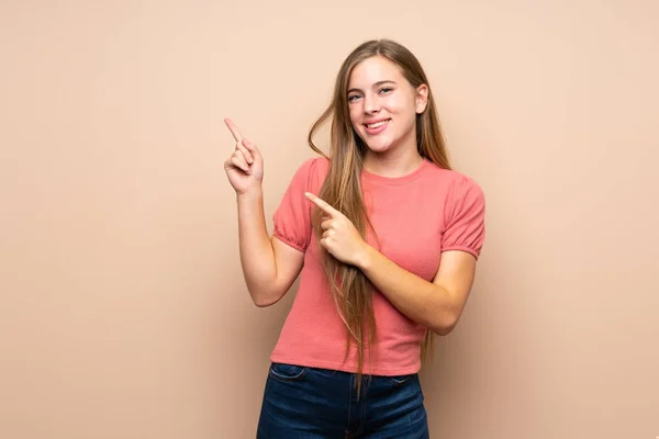 Adolescente Rubia Chica Sobre Aislado Fondo Apuntando Dedo Lado — Foto de Stock