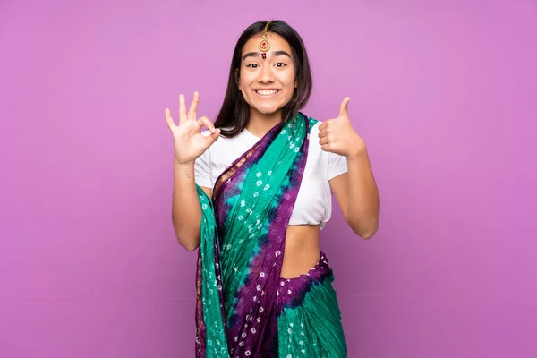 Mladá Indická Žena Sari Přes Izolované Pozadí Ukazující Znamení Palec — Stock fotografie