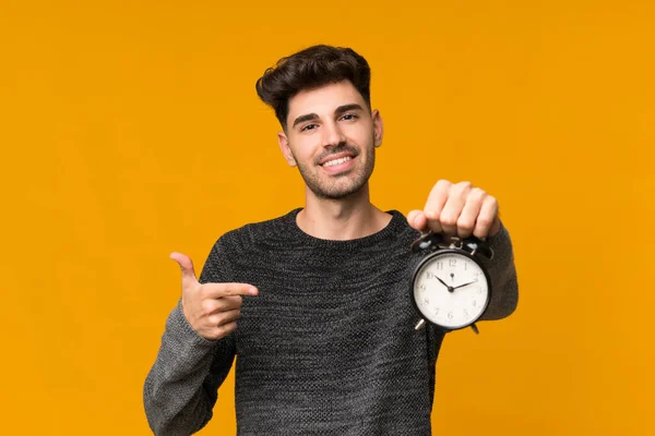 Young Man Isolated Background Holding Vintage Alarm Clock — Stock Photo, Image