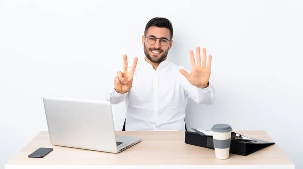 Joven Hombre Negocios Lugar Trabajo Contando Siete Con Dedos — Foto de Stock