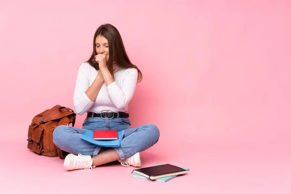 Adolescente Caucasiano Estudante Menina Sentado Chão Isolado Fundo Rosa Está — Fotografia de Stock