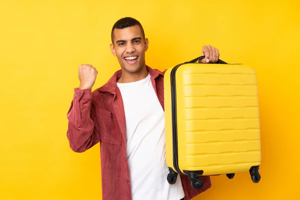 Jonge Afro Amerikaanse Man Geïsoleerde Gele Achtergrond Vakantie Met Reiskoffer — Stockfoto