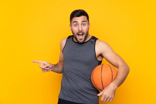 Guapo Joven Jugador Baloncesto Hombre Sobre Aislada Pared Blanca Sorprendido —  Fotos de Stock