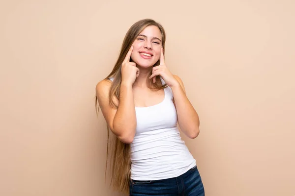Adolescente Loira Sobre Fundo Isolado Sorrindo Com Uma Expressão Feliz — Fotografia de Stock