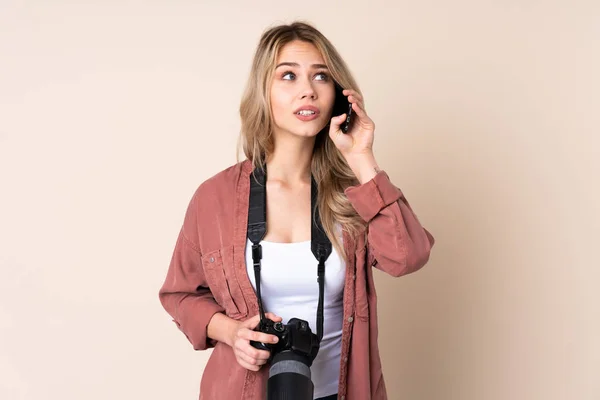 Junge Fotografin Mädchen Über Isoliertem Hintergrund Mit Kaffee Zum Mitnehmen — Stockfoto