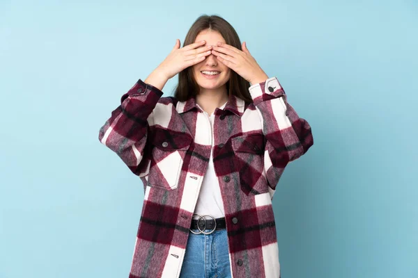 Ragazza Caucasica Adolescente Isolato Sfondo Blu Che Copre Gli Occhi — Foto Stock