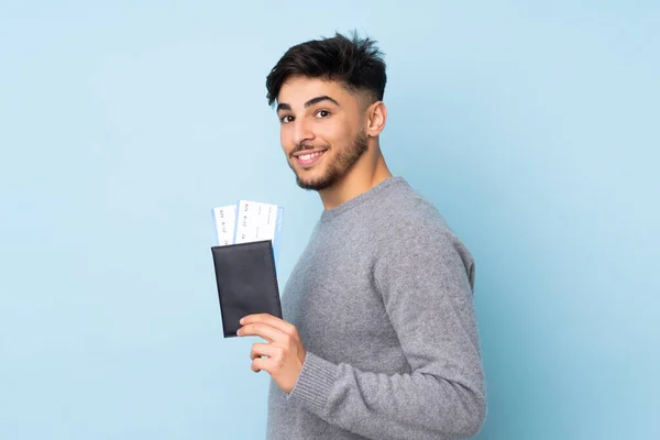 Arabian Bonito Homem Isolado Fundo Azul Feliz Férias Com Passaporte — Fotografia de Stock