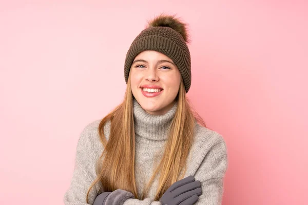 Junges Teenager Mädchen Mit Wintermütze Über Isoliertem Rosa Hintergrund Lacht — Stockfoto