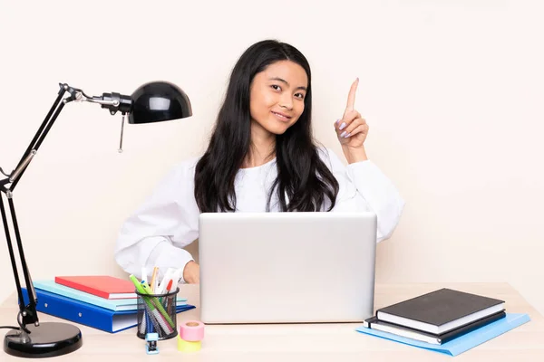 Estudiante Asiático Chica Lugar Trabajo Con Portátil Aislado Beige Fondo — Foto de Stock