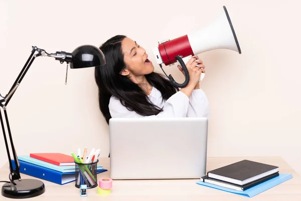 Student Aziatische Meisje Een Werkplaats Met Een Laptop Geïsoleerd Beige — Stockfoto