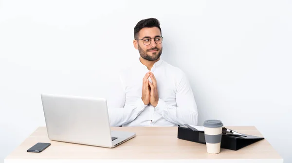 Joven Hombre Negocios Lugar Trabajo Tramando Algo — Foto de Stock