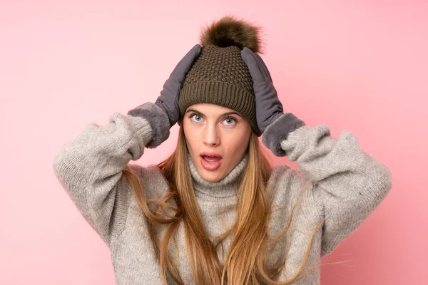 Mladý Teenager Dívka Zimní Klobouk Přes Izolované Růžové Pozadí Překvapením — Stock fotografie